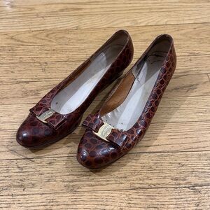Elegant Brown Crocodile Pattern Women's Shoes